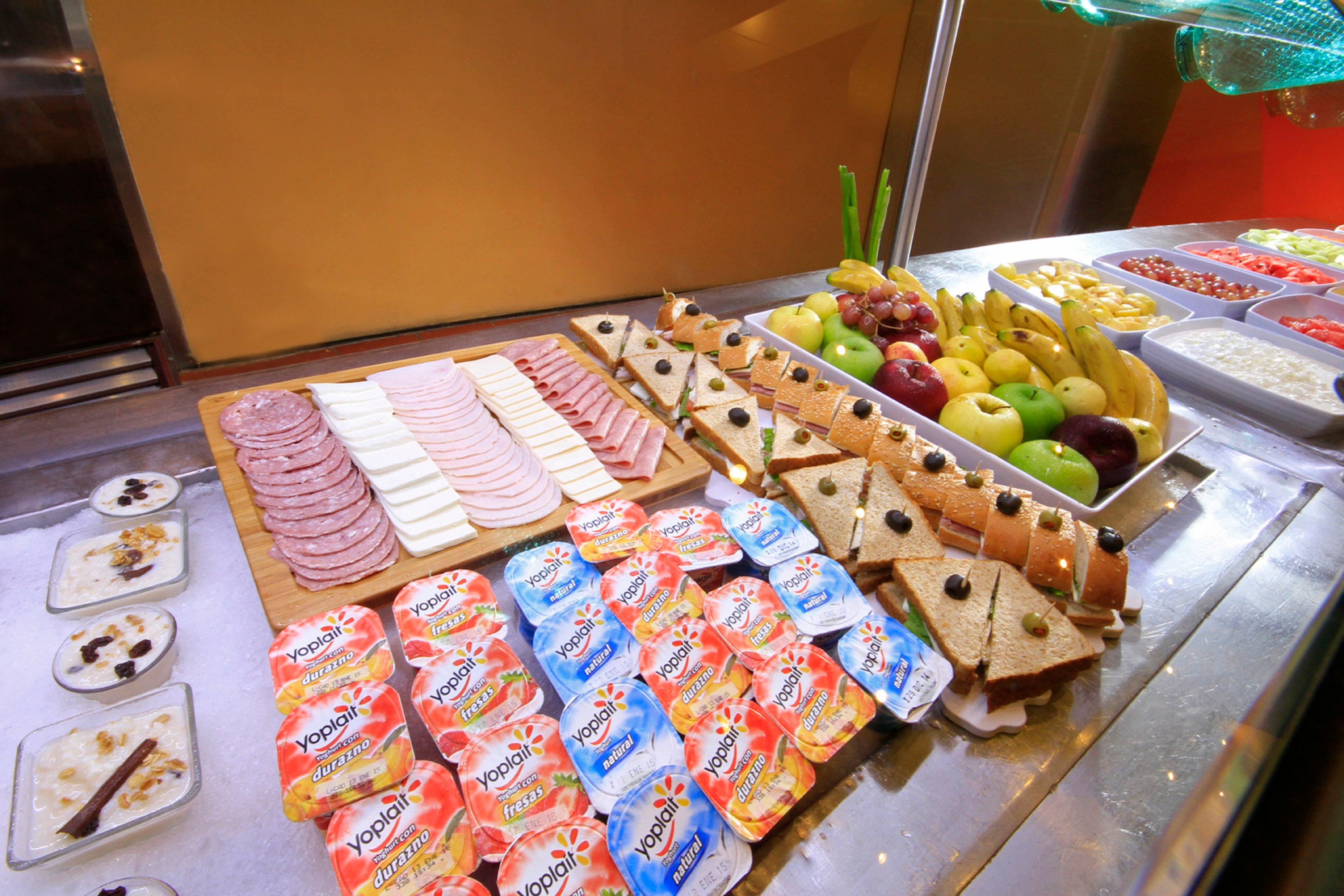Holiday Inn Monterrey-Parque Fundidora By Ihg Exterior foto Fruit and cold cuts at a buffet