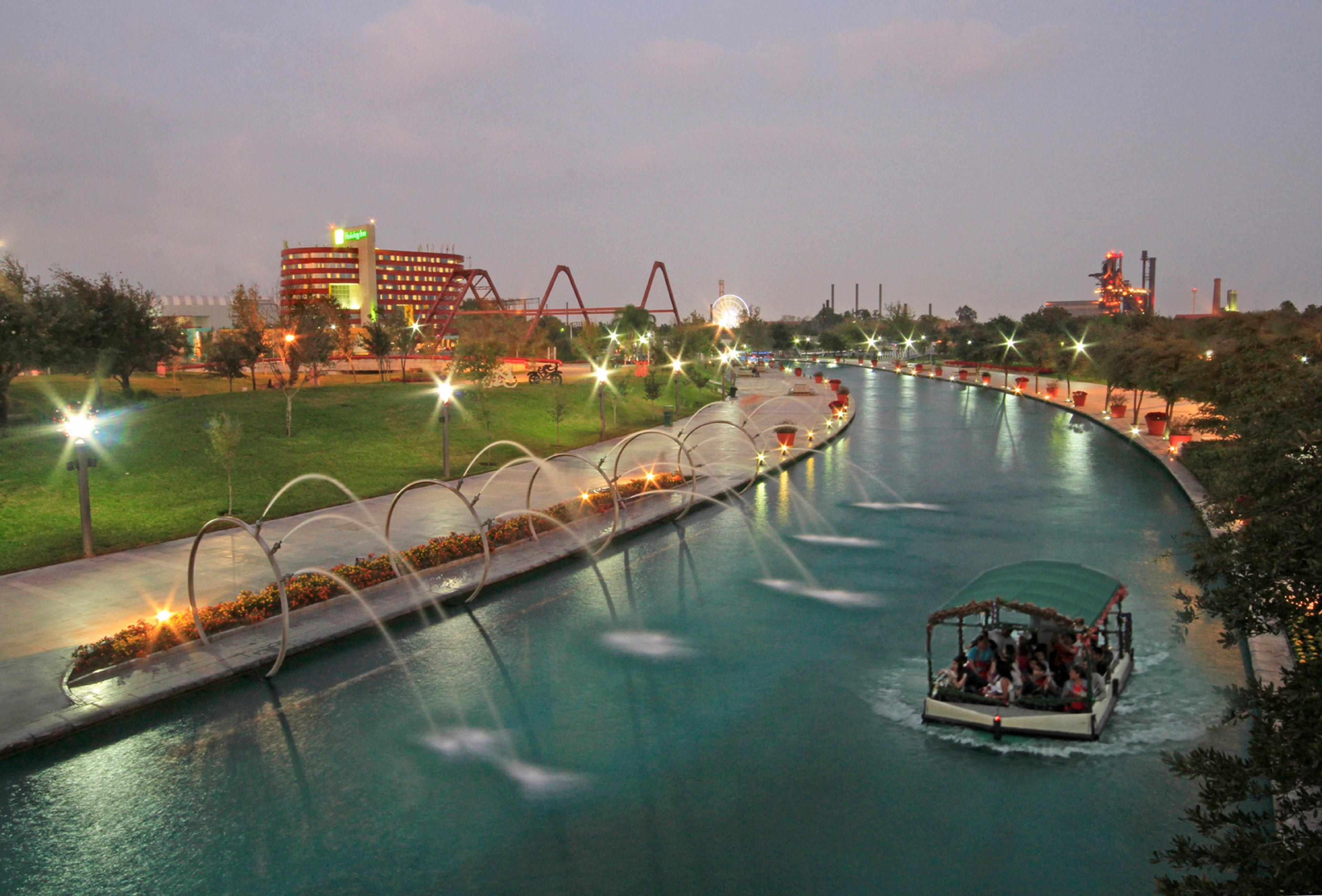 Holiday Inn Monterrey-Parque Fundidora By Ihg Exterior foto The San Antonio River Walk