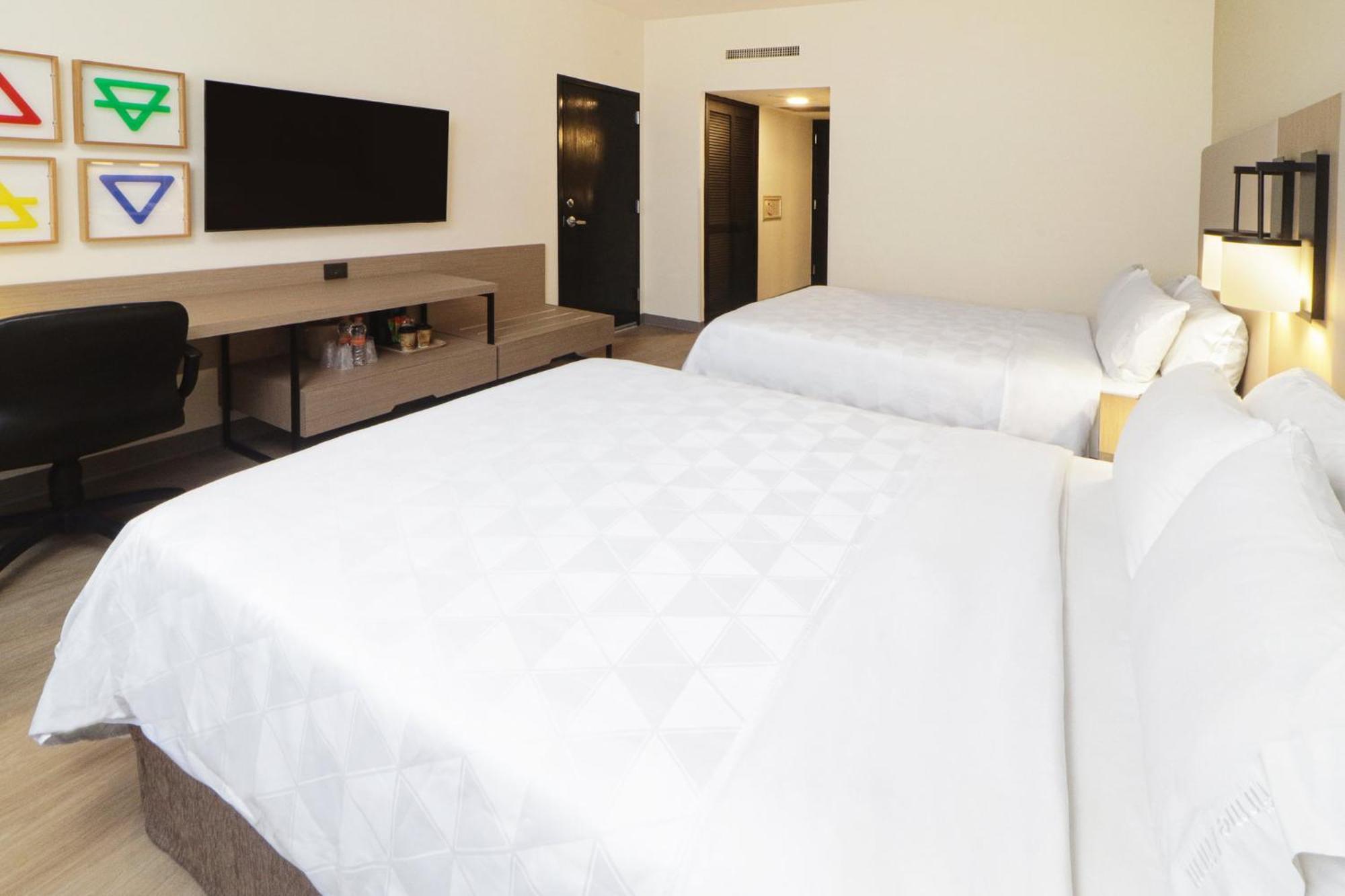 Holiday Inn Monterrey-Parque Fundidora By Ihg Exterior foto A typical room at the Holiday Inn Express